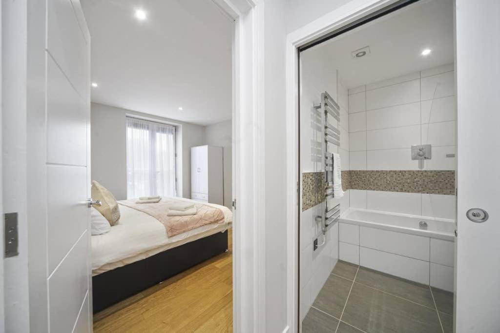 스테인스 Flat 3 Bridge House 아파트 외부 사진
